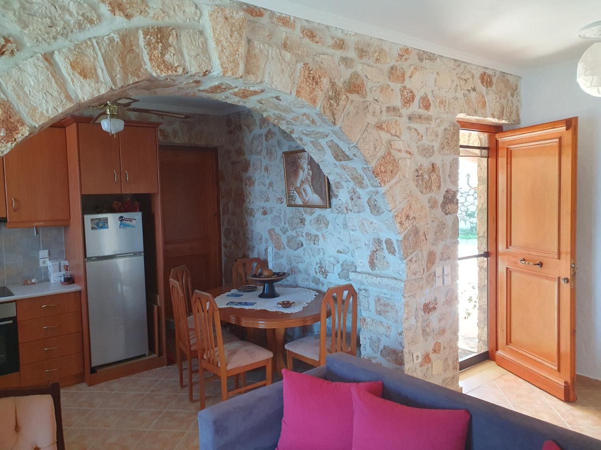 Nireas : Stone Villa Orthoniaí Exterior foto