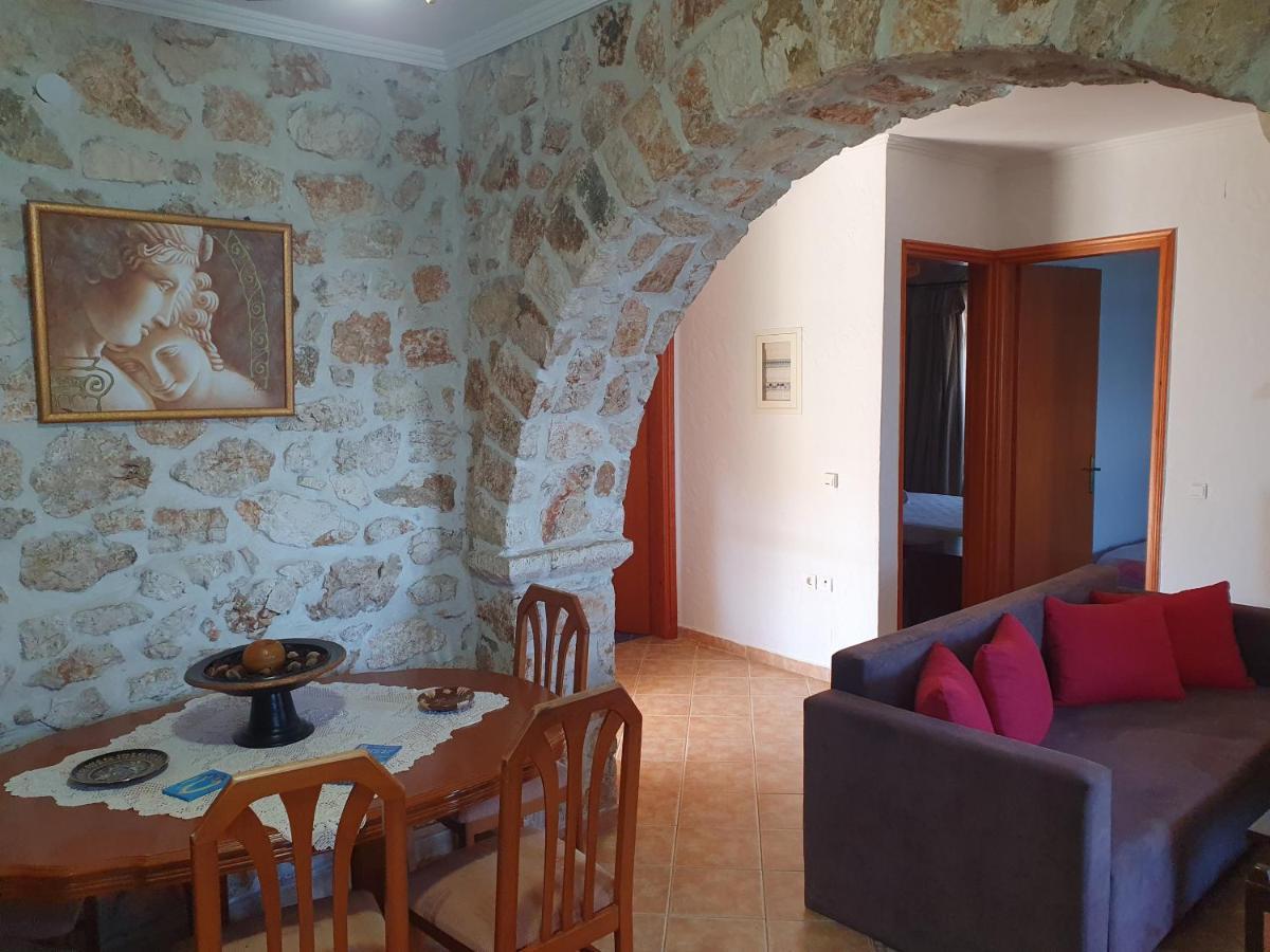 Nireas : Stone Villa Orthoniaí Exterior foto